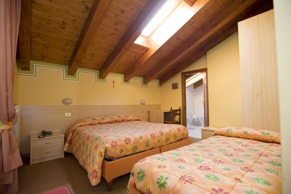 Hotel I Rododendri فالفورفا الغرفة الصورة