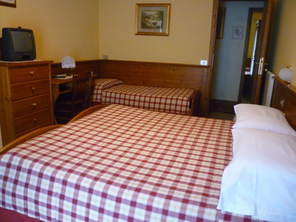 Hotel I Rododendri فالفورفا الغرفة الصورة